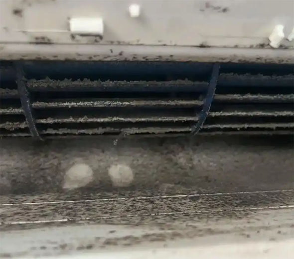 罗甸空调吹的风有股烧焦味是怎么回事